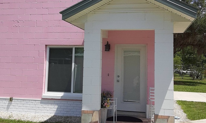 Candler Apartamento | Donna's Pink Flamingo - near The Villages.