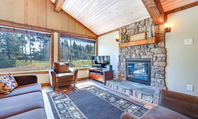 Donnelly Cabina | Donnelly Cabin w/ Fire Pit: 5 Mi to Boat & Ski!