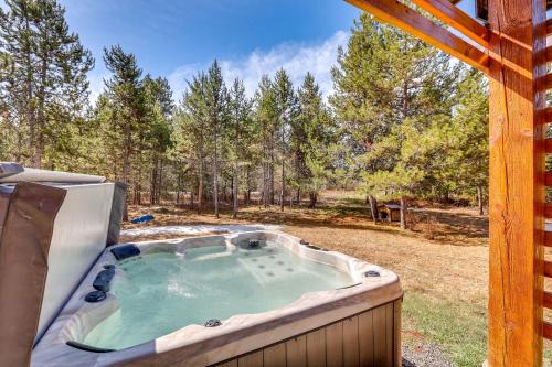 Fir Grove Estates Casa | Donnelly Cabin with Hot Tub Less Than 1 Mi to Boulder Creek!