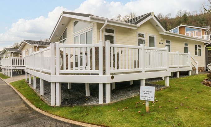 Amroth Cabaña | DONO'S LODGE, pet friendly, with a garden in Kilgetty