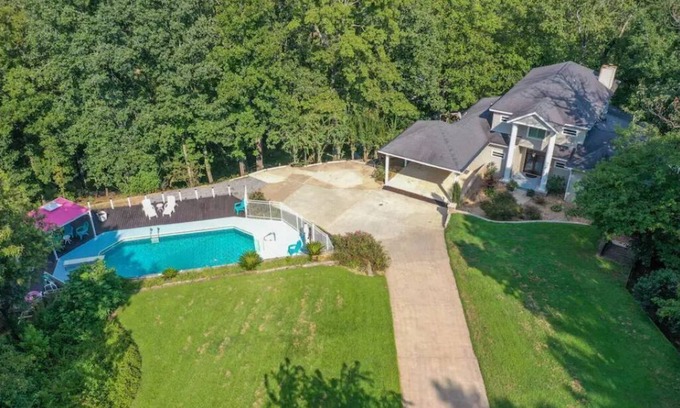 Titus Casa | Doodle Days at Lake Jordan Sleeps 18 with a Pool!