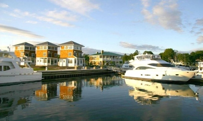 Sturgeon Bay Cabaña | Door County Waterfront Cottage con piscinas cubiertas / al aire libre