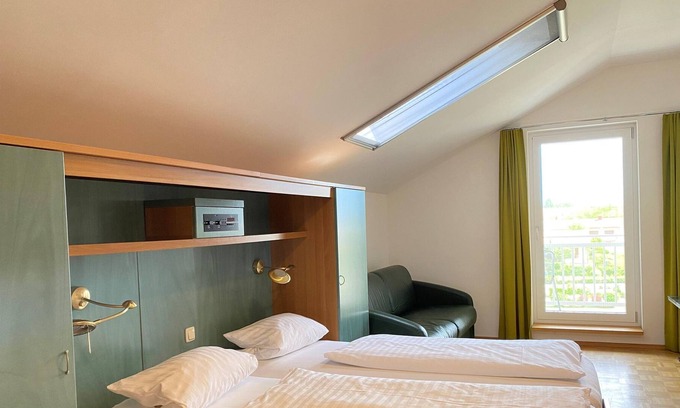 Podersdorf am See Casa | Doppelzimmer, Stehbakon, Seitl. Seeblick - Seehotel Herlinde