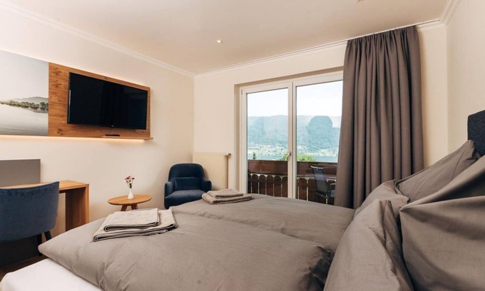 Steindorf am Ossiacher See Casa | Doppelzimmer mit Balkon und Seeblick - Familiengasthof Nindler