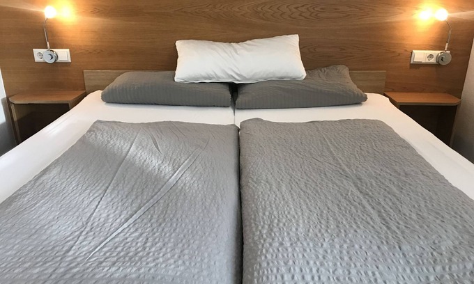 Lauterach Apartamento | Habitación doble con ducha y aseo.
