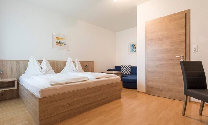 Apetlon Apartamento | Doppelzimmer mit Dusche, WC - Weingut & Gästehaus Markus Tschida