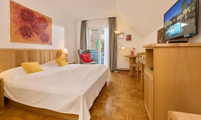 Staufen im Breisgau Apartamento | Habitación doble con baño y ducha.