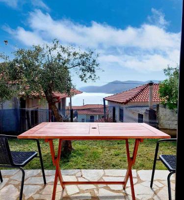 Pirgadikia Casa | Dora's House comfortable apartment with a yard and view