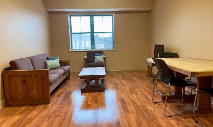 Auburn Apartamento | Dorm-Style Suite located in the center of downtown Auburn, NY