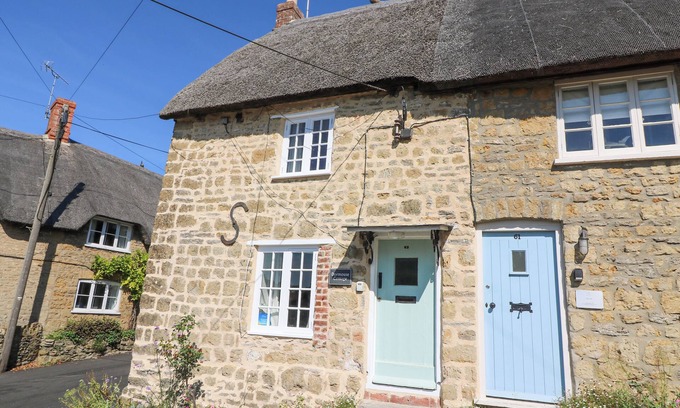 Burton Bradstock Cabaña | DORMOUSE COTTAGE, pet friendly, with a garden in Burton Bradstock