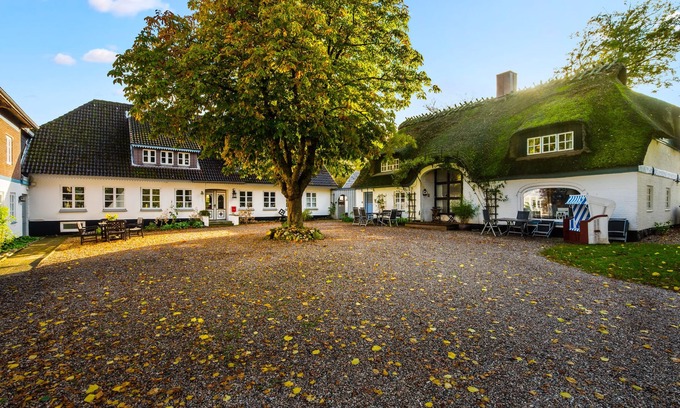 Steinberghaff Apartamento | Dornröschen II - thatched roof house, terrace, garden furniture, shower bath, WLAN, TV