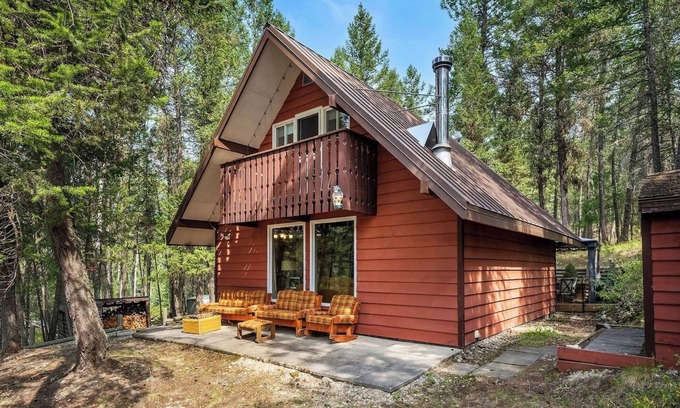 East Kootenay Apartamento | Dorothy in the Woods | Fire Pit | Fireplace | Yard
