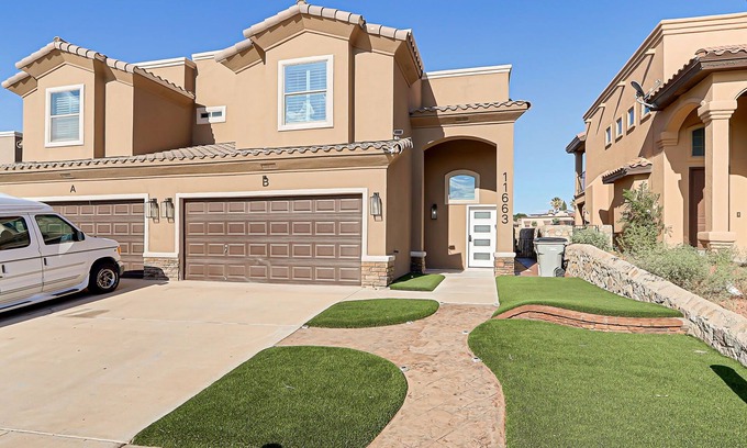 Biggs Field Casa | Dos Palmas Home/Modern 3BR Townhome w/Garage