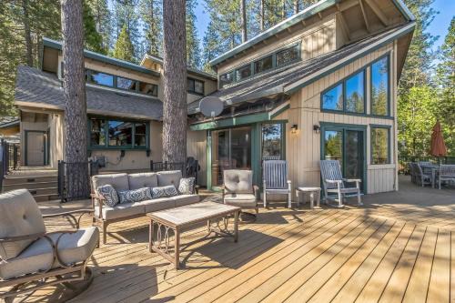 Groveland Casa | Dos Pinos Spacious Lakefront Cabin with Game Room