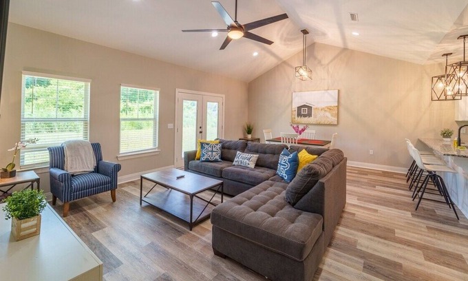 Dothan Casa | Dothan Getaway for Work or Play!