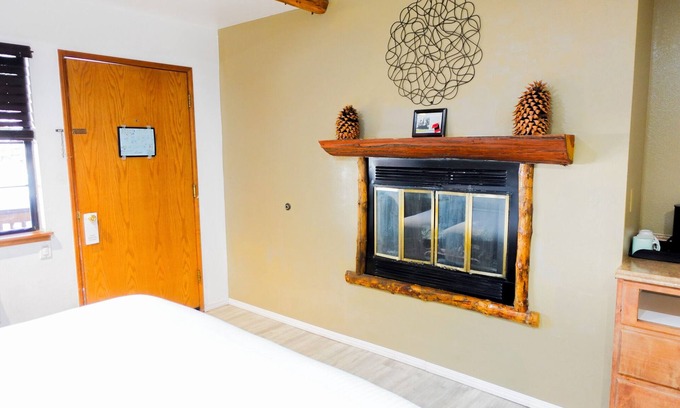Crestline Casa | Double Bed Hotel Room