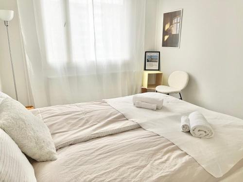 Koillinen District Casa | Double bed room in An apartment with lovely cats