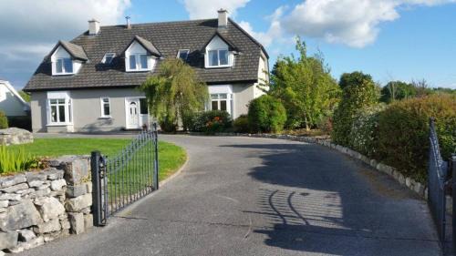 Clarinbridge Casa | Double bedroom in a family home
