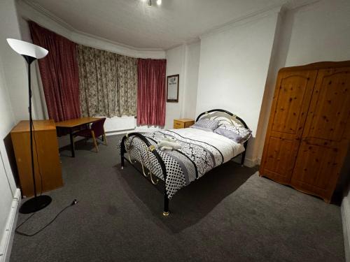 Salford Casa | Double-Bedroom in the Heart of Salford Manchester GCSW5 Perfect for Short Stays
