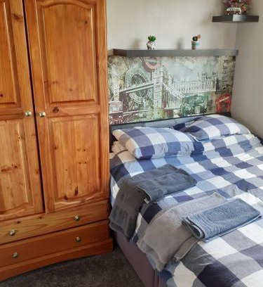 Poole Casa | Double bedroom sleeps 1 or 2 with back garden view