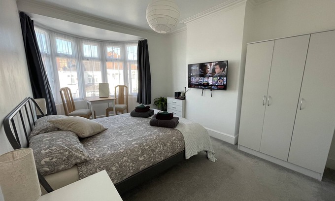 North Greenford Casa | Double Bedroom with TV in Sudbury Hill Wembley - 10 mins from Wembley Stadium
