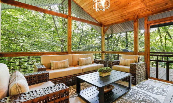 Berkeley Springs Cabina | 🌳Double Decker Screened Porches 🥾Hike to Brewery🌟4 BED 4 BATH❄️Private HotTub