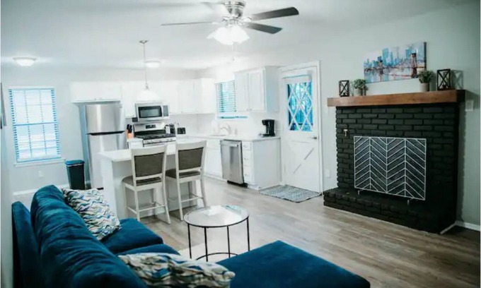 Jacksonville Casa | Double Diamond Rentals - Modern Home For Travelers