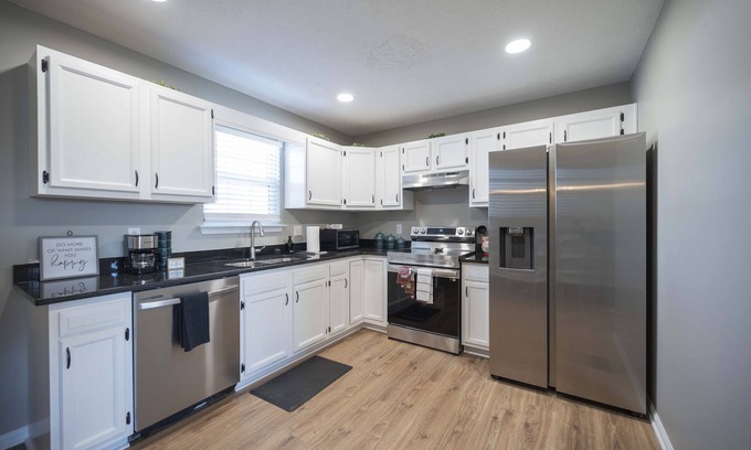 Rutherford County Casa | Double Diamond Rentals- Immaculate Home w/Plenty of light
