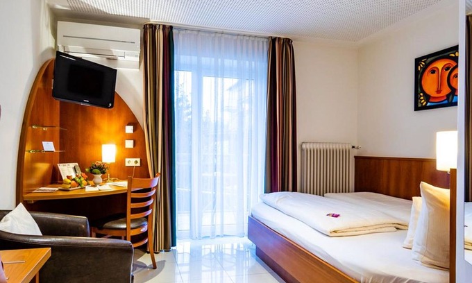Bad Duerkheim Hotel | Double Garden Side with French Bed - Gartenhotel Heusser