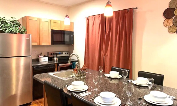 Niagara Falls Casa | Double Houses Accommodates 18 with Free Off-Street Parking - USA