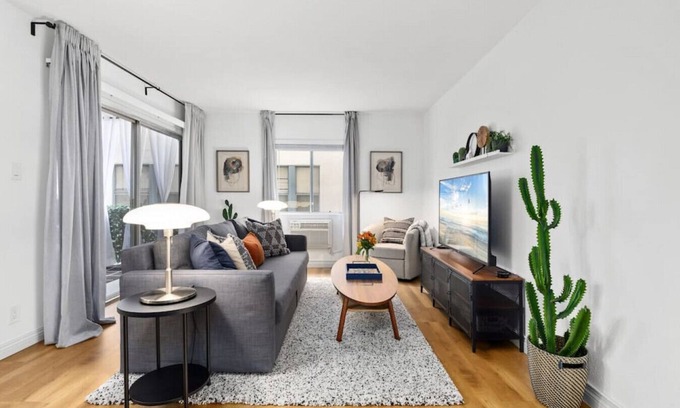 Alamitos Beach Apartamento | Double King Suite with Patio Dining and Parking