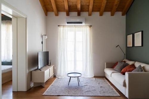 Udine Apartamento | Double Private Parking, 2 Bedrooms & 2 Bathrooms - Elegant Apartment in Old Town