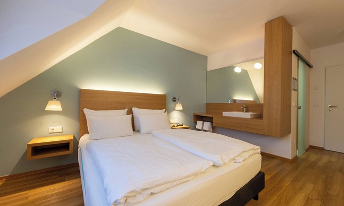 Dorumer Neufeld Apartamento | Double room 111. Cozy and dog-friendly.