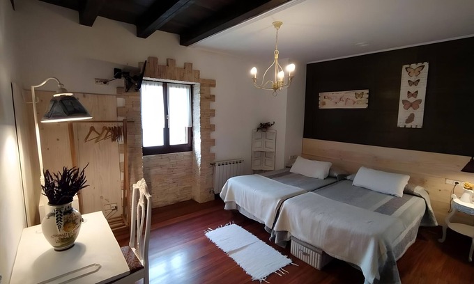 Deba Apartamento | Habitación 'Doble 1' con vistas a la montaña, jardín privado y Wi-Fi