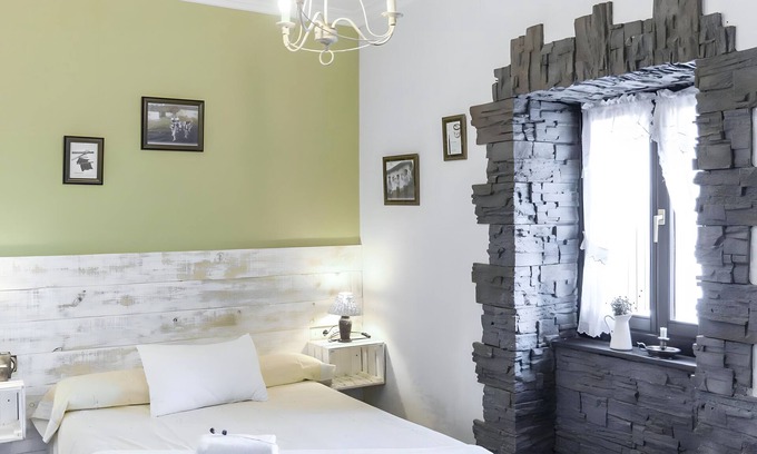 Deba Apartamento | Habitación 'Doble 3' con vistas a la montaña, jardín privado y Wi-Fi