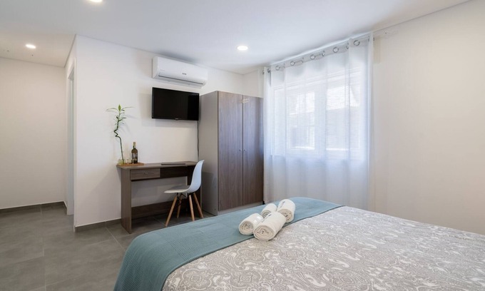 Arvore Casa | HostWise Arvore - Double Room | Beachfront and Pool