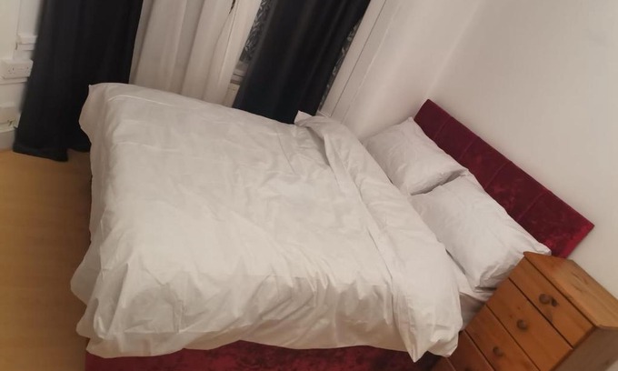 Goodmayes Casa | Double Room near London Seven Kings Train Station