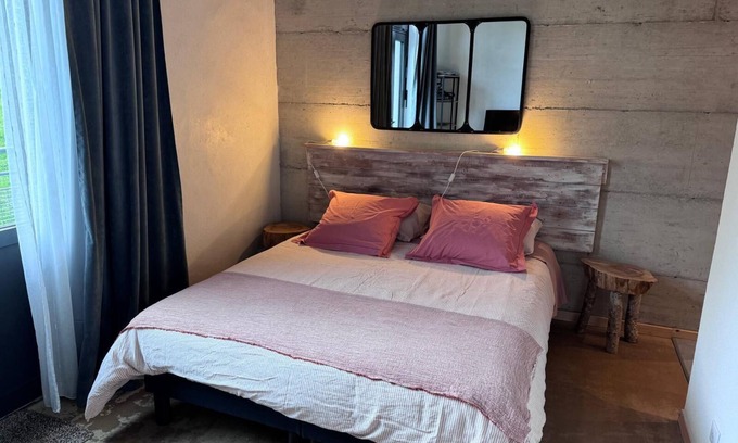 Orcines Apartamento | Habitacion Doble-Queen-Baño privado con ducha-Vista a la Montana