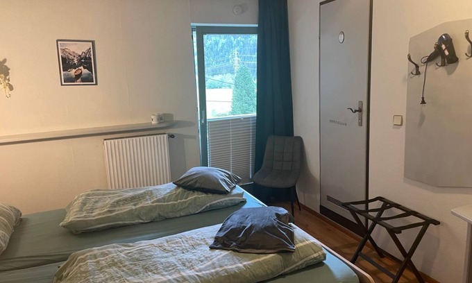 Stall Cama Y Desayuno | Double room, shower, WC, mountain side - Mölltaler Appartements