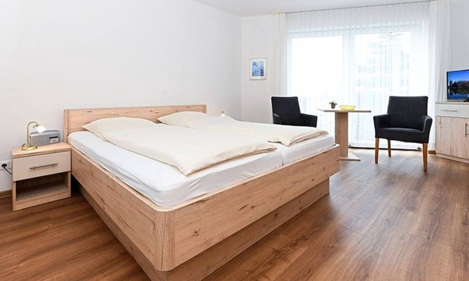 Neuharlingersiel Cabaña | Double room with balcony or terrace - Double room in the Hotel-Pension