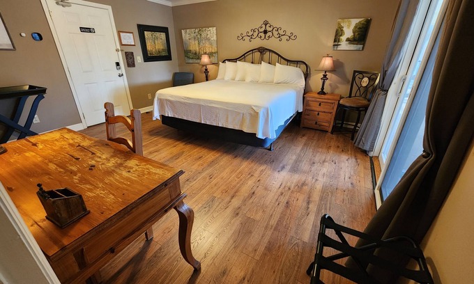 Lookout Valley Neighborhood Association Cabina | Double Room with King Bed and Balcony
