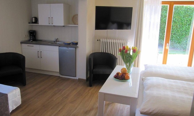 Nonnenhorn Apartamento | Double room with kitchenette and sofa bed