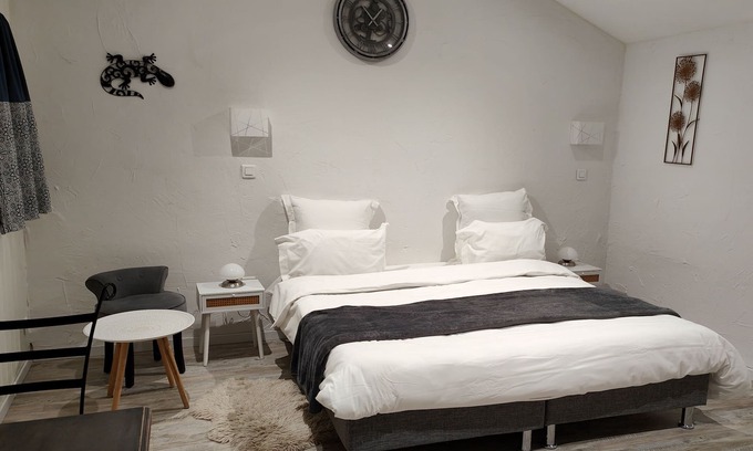 Crest Apartamento | Estudio-Confortable-Baño Privado-Vista al patio