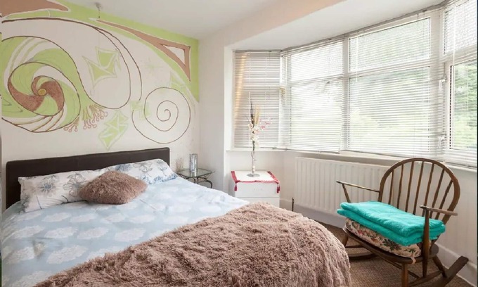 Leeds Casa | double room with private bathroom and kingsized bed in 3 bed semi