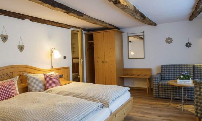 Lennestadt Apartamento | Double room with shower and WC