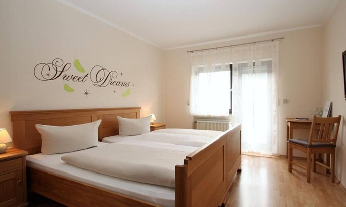Plutscheid Cama Y Desayuno | Double room with shower/WC and balcony - Gasthaus-Pension-Rest. Bucket