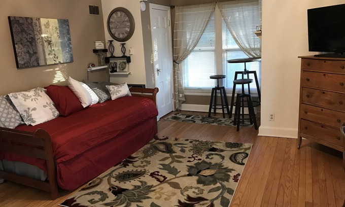 Ames Casa | Douglas Ave Flat