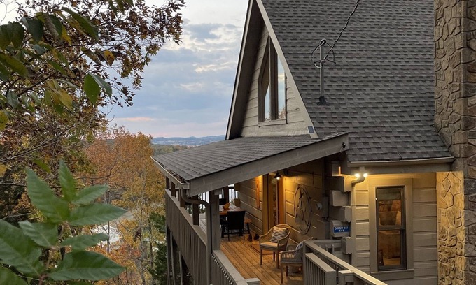 Sevierville Cabina | Douglas Lake Cabin | Near Pigeon Forge | Views | Hot Tub | Sleeps 6