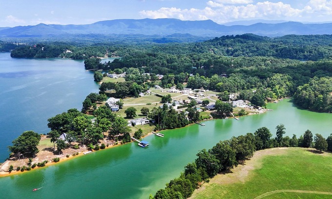 Dandridge Casa | Douglas Lake Lakefront Luxury.