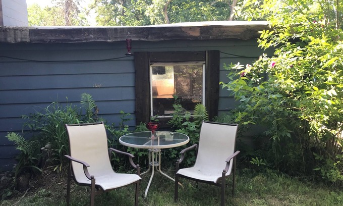 Bancroft Cabaña | Down town hidden cottage